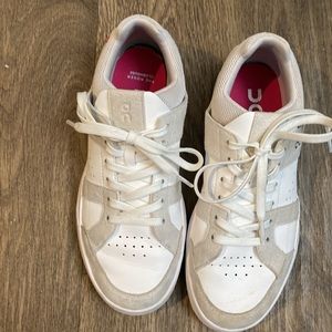On Running, Roger Clubhouse Sneaker in Sand/Cerise. W 7.5